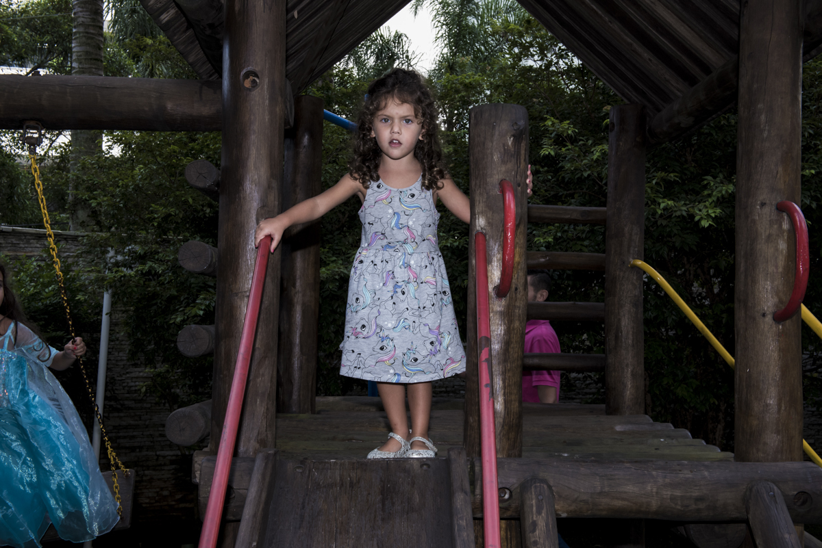 descendo no escorregador do play ground