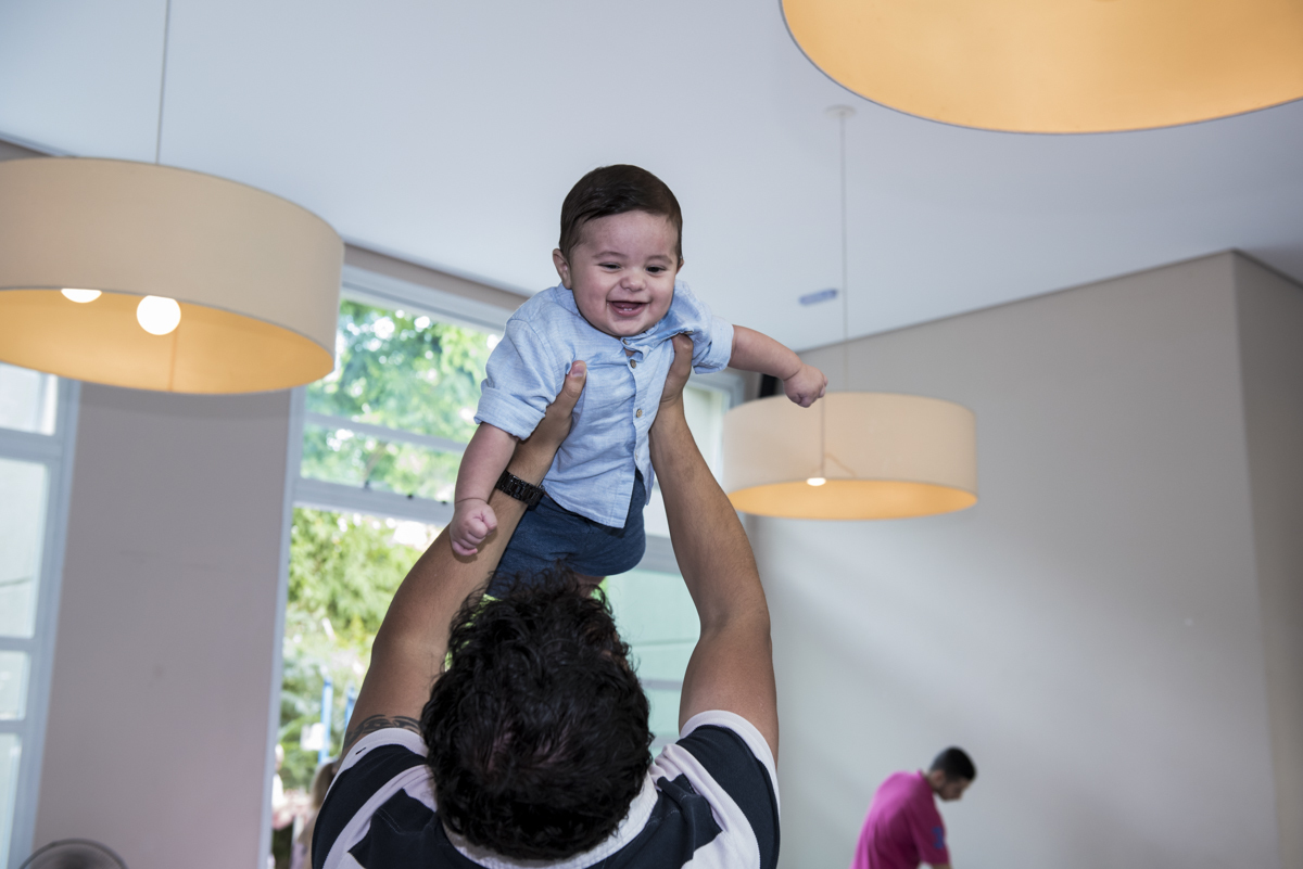 brincadeira divertida nos braços do papai