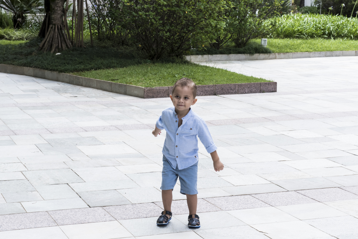 muito feliz ao chegar no local da festa