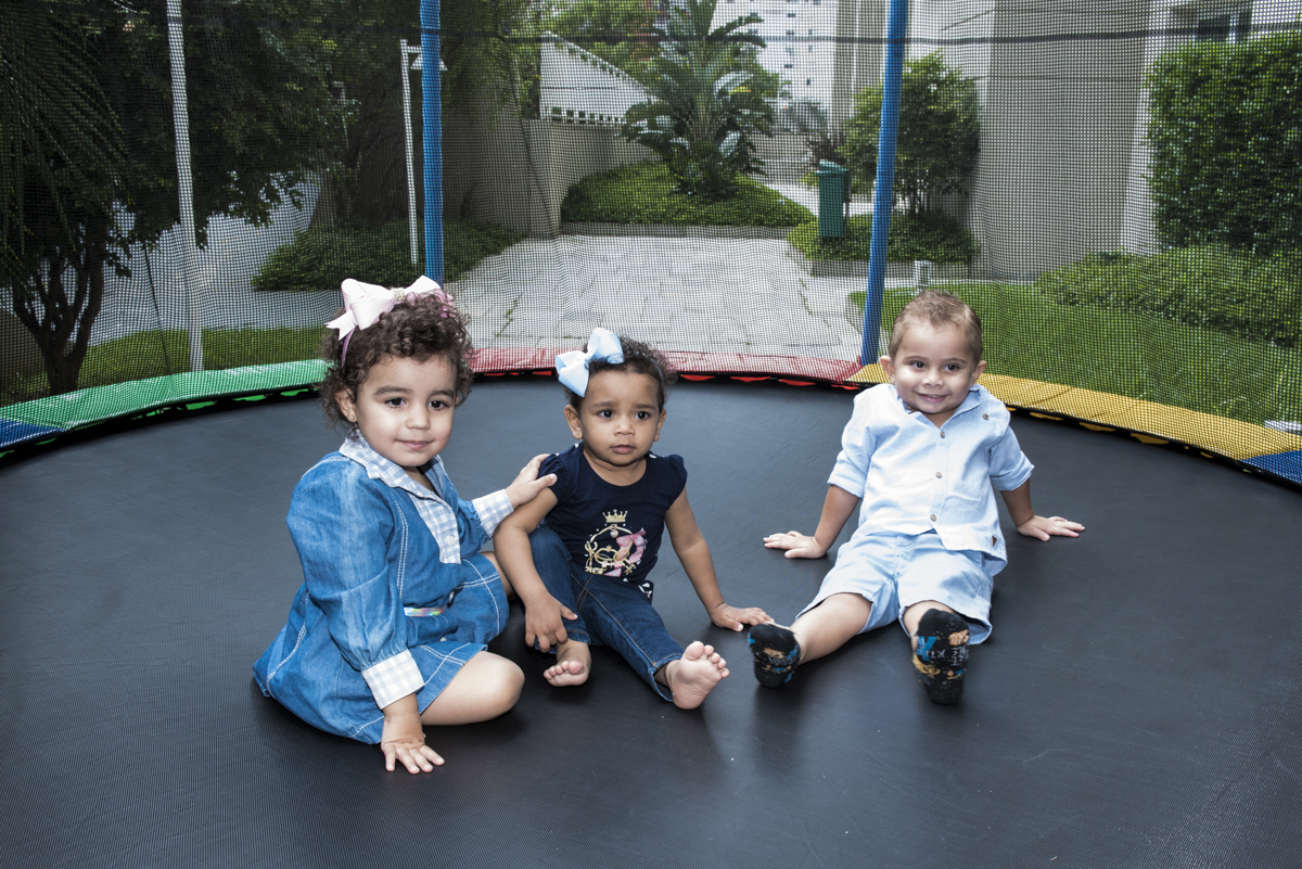 brincando com os amigos na cama elástica