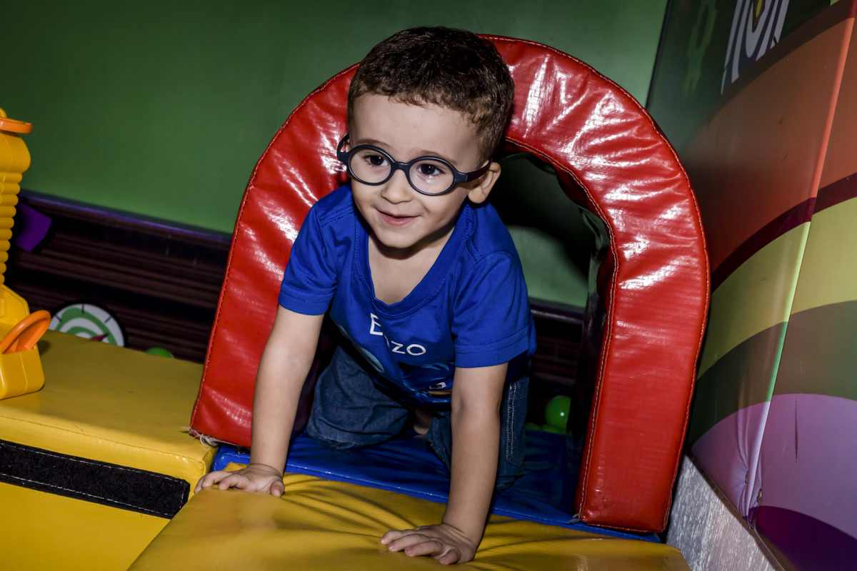 diversão no túnel da área baby