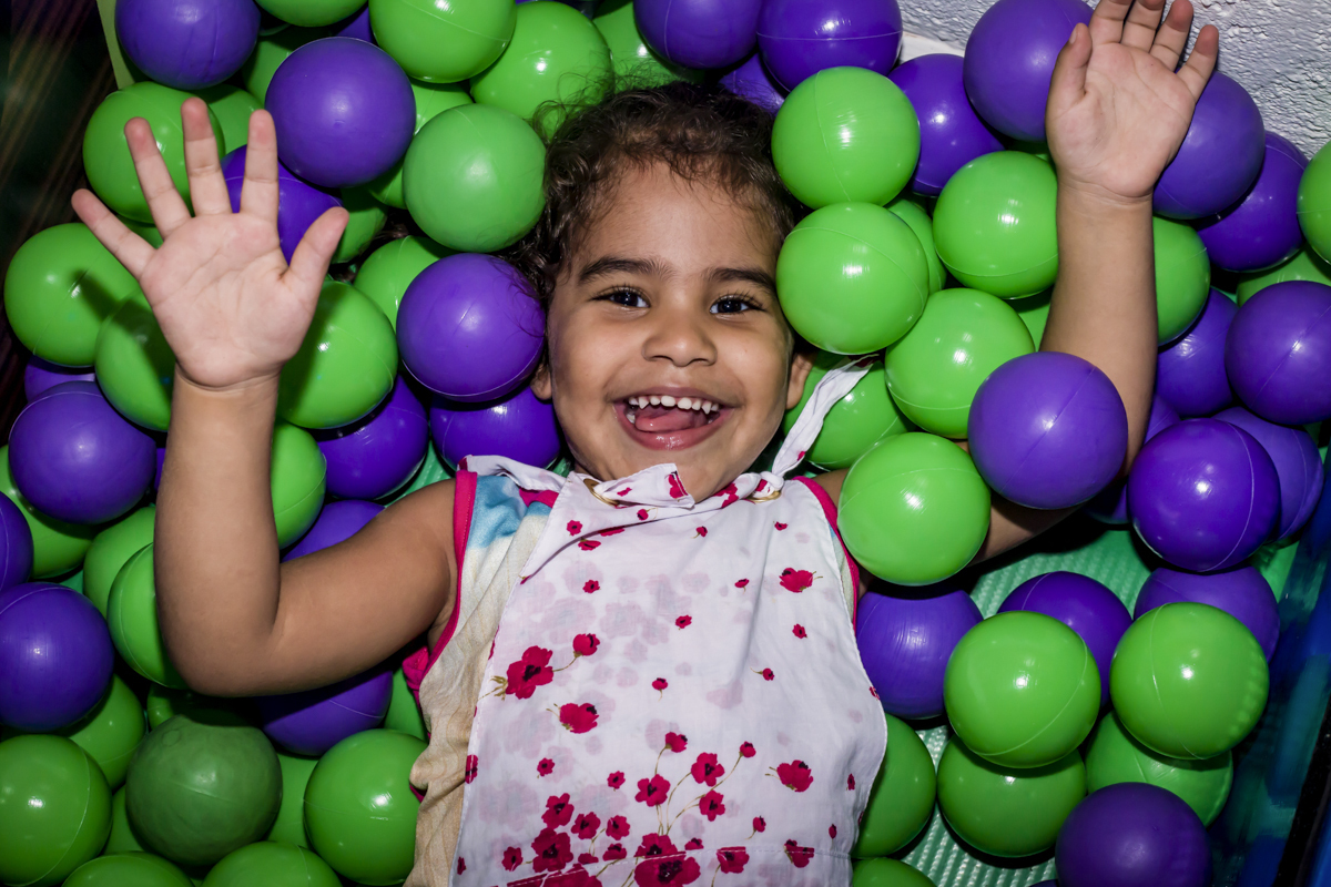 pulo divertido na piscina de bolinhas