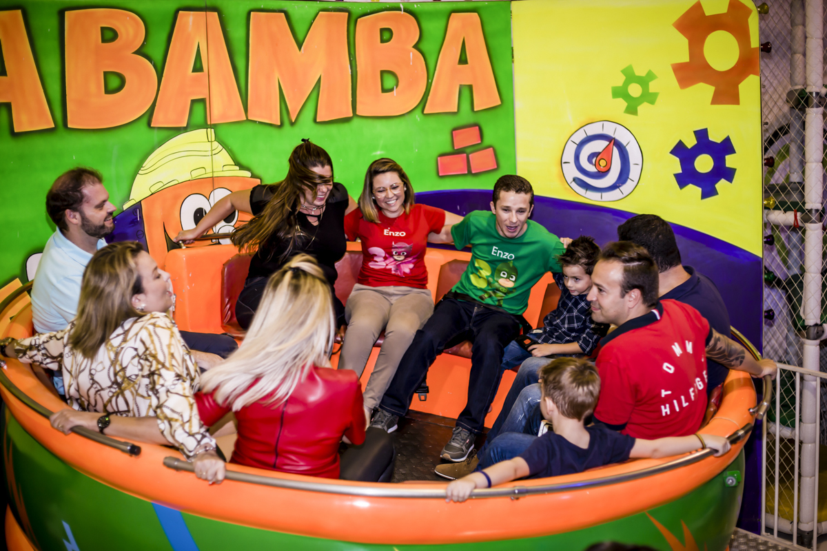 convidados brincam no brinquedo labamba