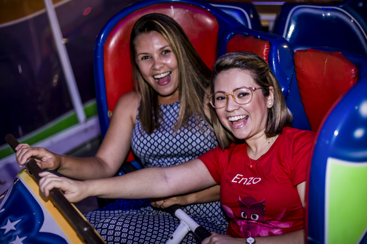 Os adultos também se divertem no brinquedo jornada nas estrelas