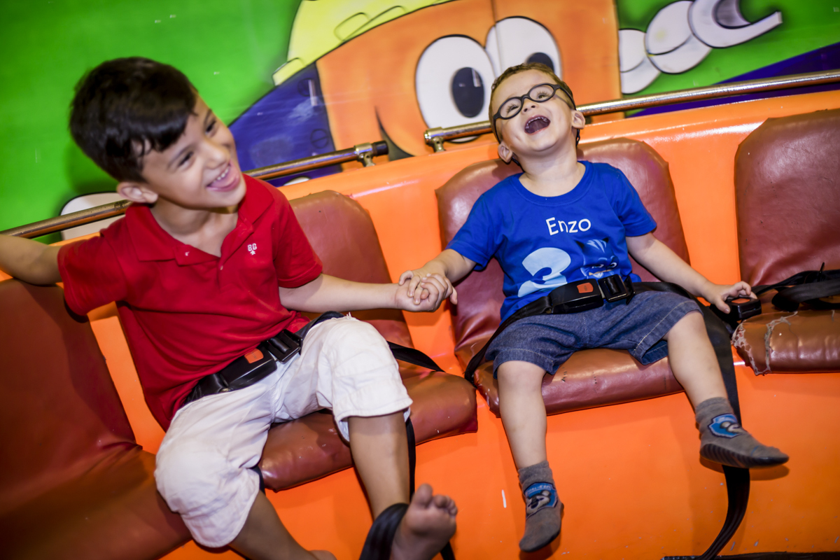 as crianças curtem o brinquedo labamba