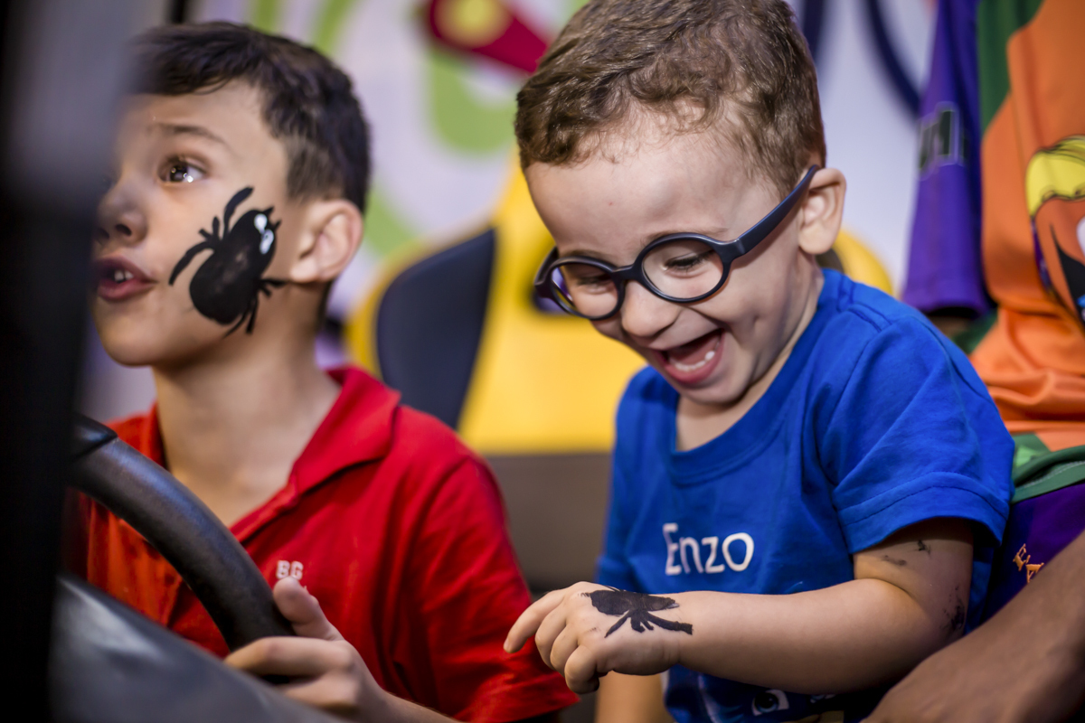 brincando no simulador de corridas