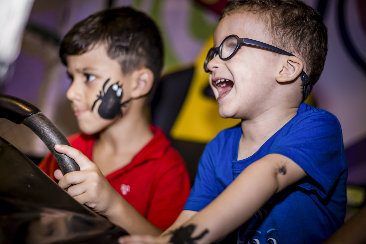 disputa divertida no simulador de corrida