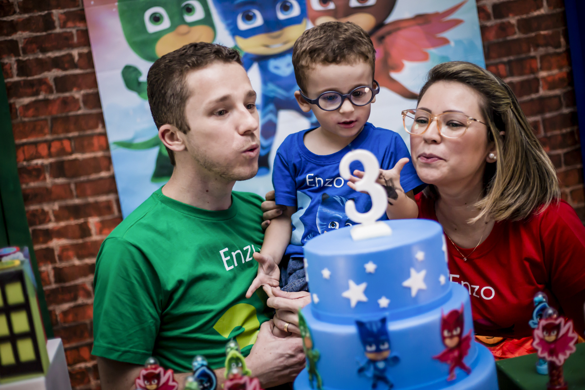 soprando a vela do bolo