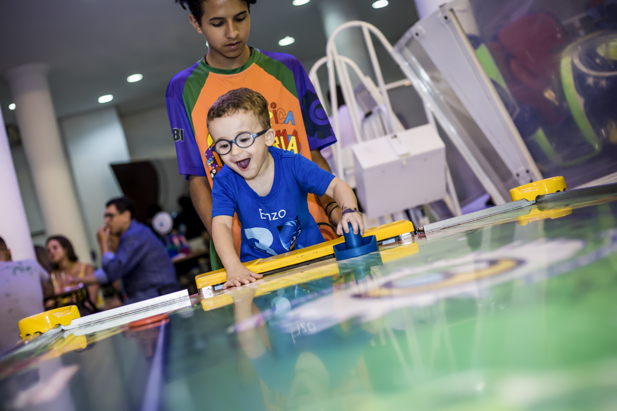 brincando no futebol de mesa