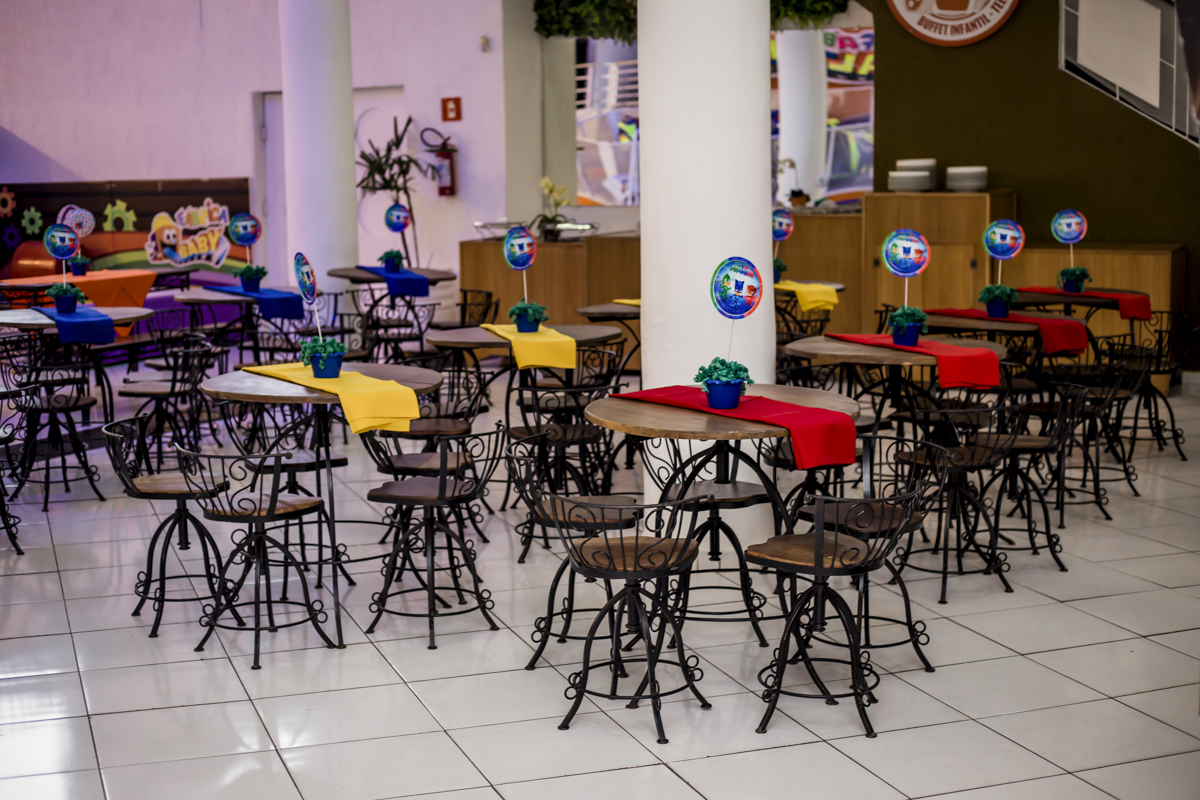 salão do buffet decorado com personagem do tema