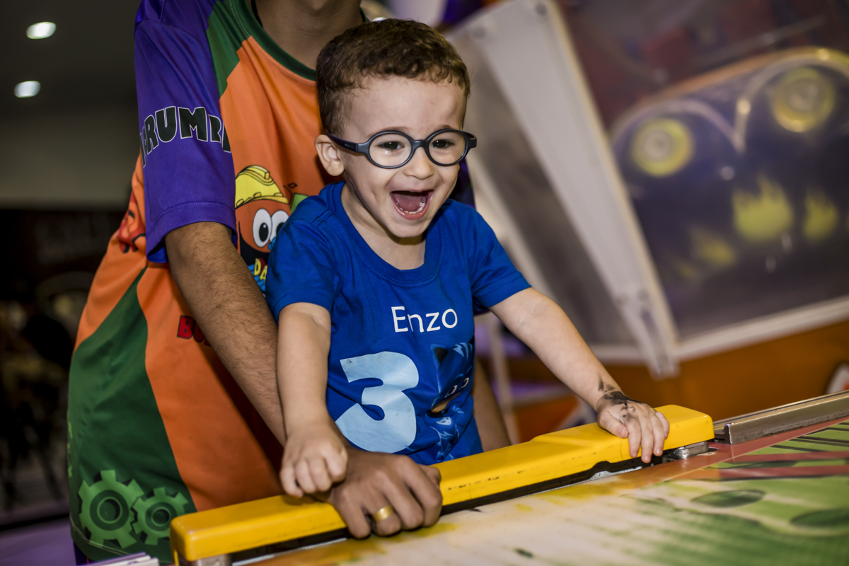 fazendo gol no adversário