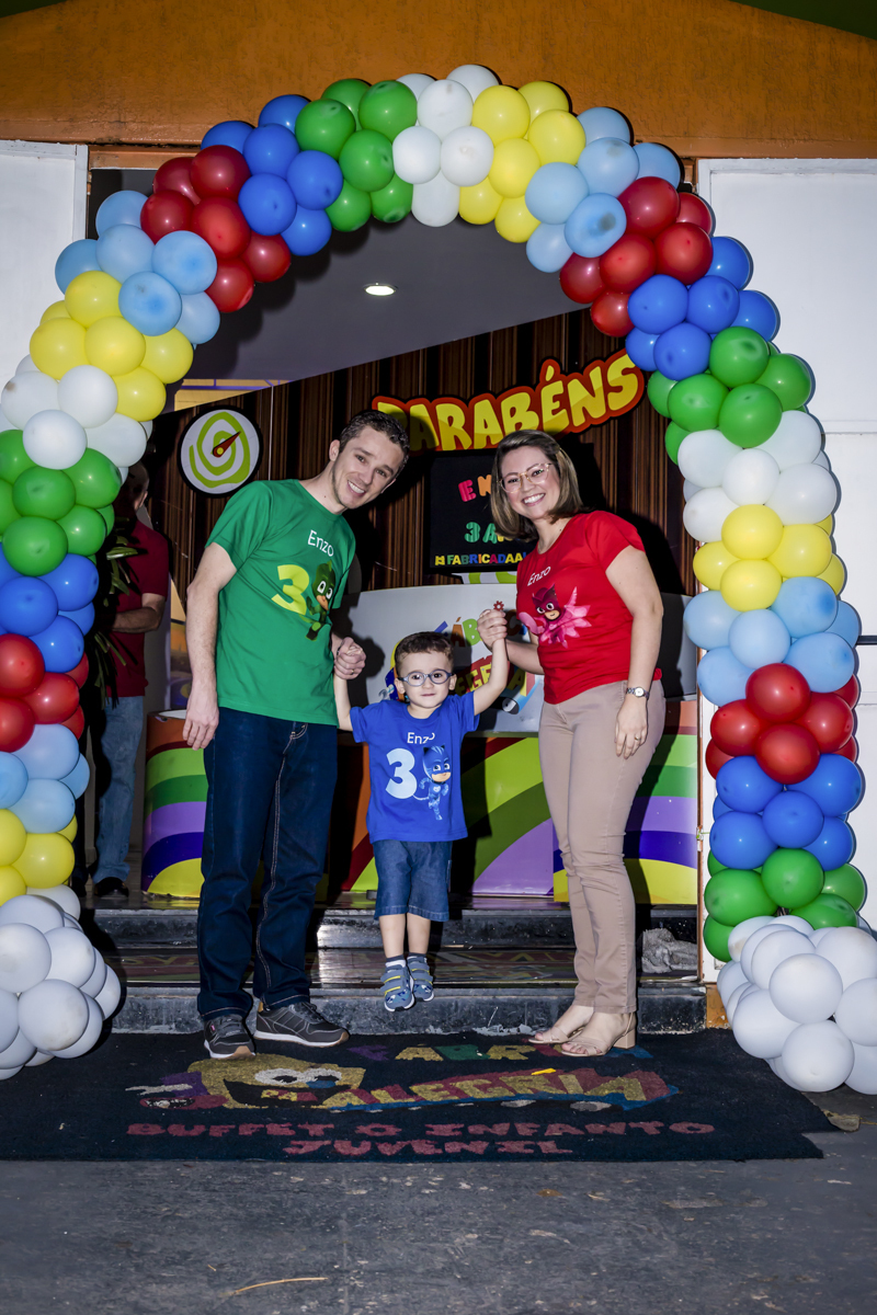 fotografia da família no arco de bexigas