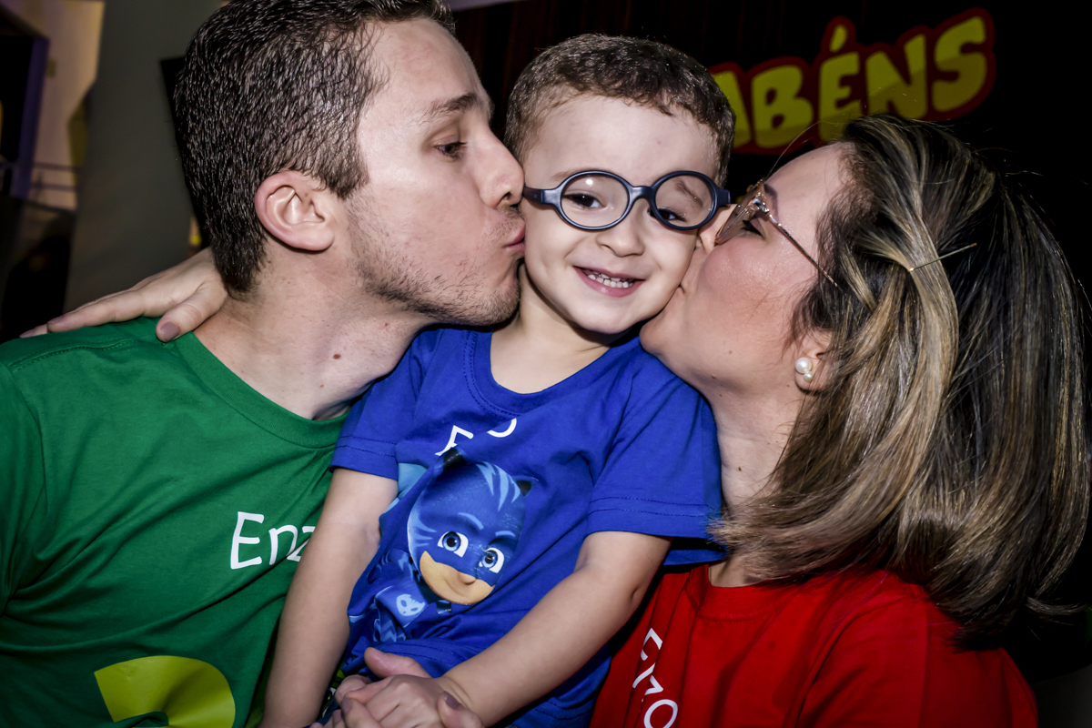 beijo sanduiche no aniersario