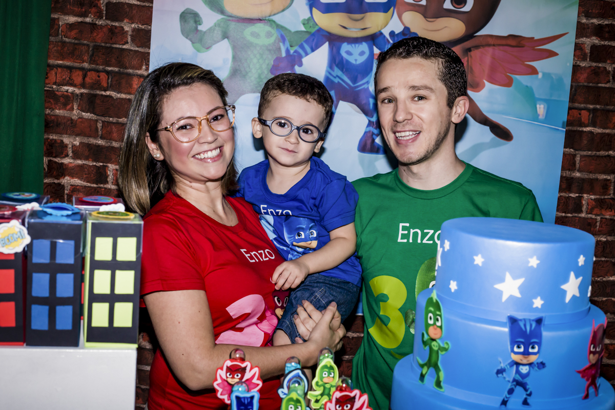 familia feliz aguardando pelos convidados