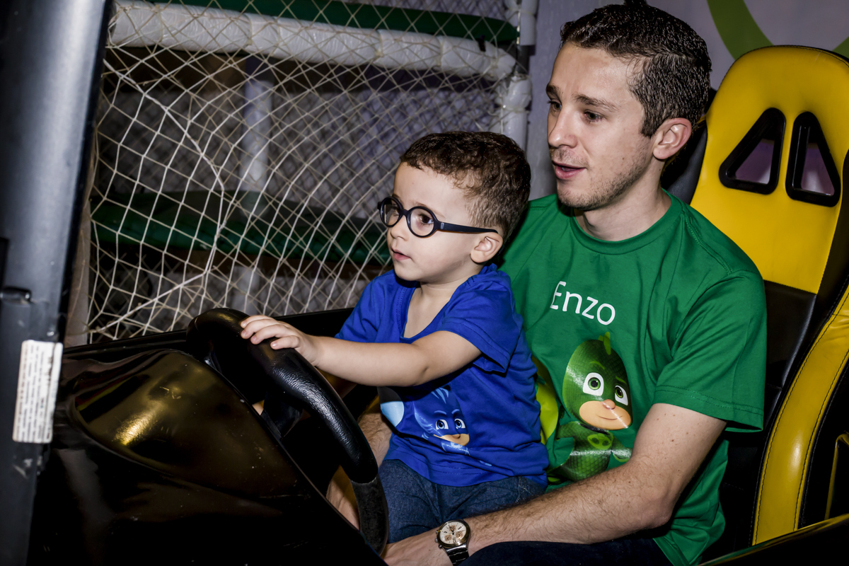 brincando no simulador de corridas