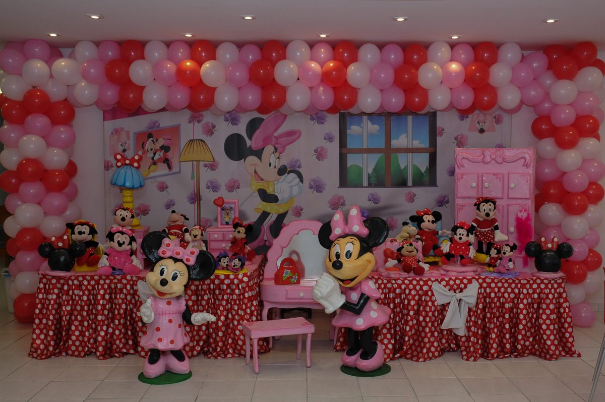 mesa da minie rosa no Buffet Lé com Cré
