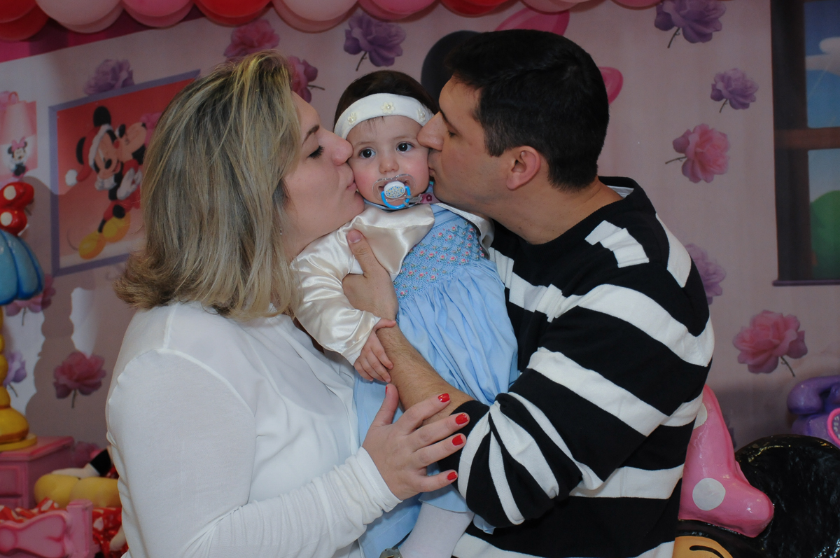 ana clara ganhando beijinho dos pais no Buffet Lé com Cré