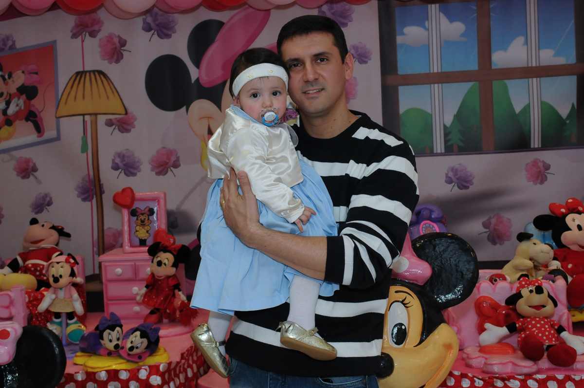 ana clara no colo do papai no Buffet Lé com Cré