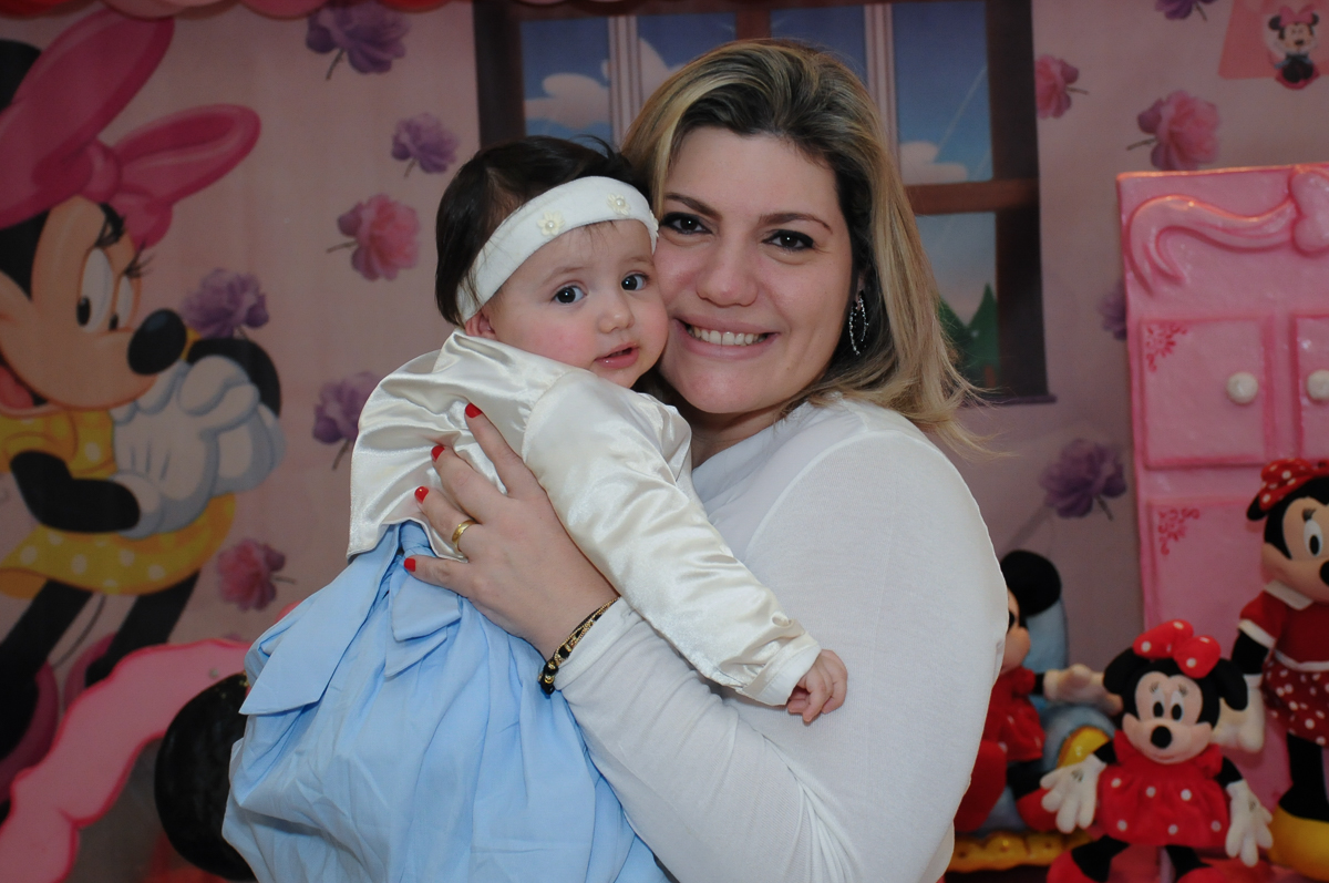 ana clara no colo da mamãe no Buffet Lé com Cré