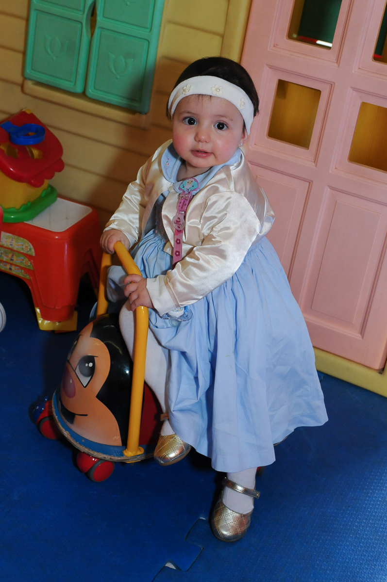 ana clara brincando na casinha de boneca no Buffet Lé com Cré