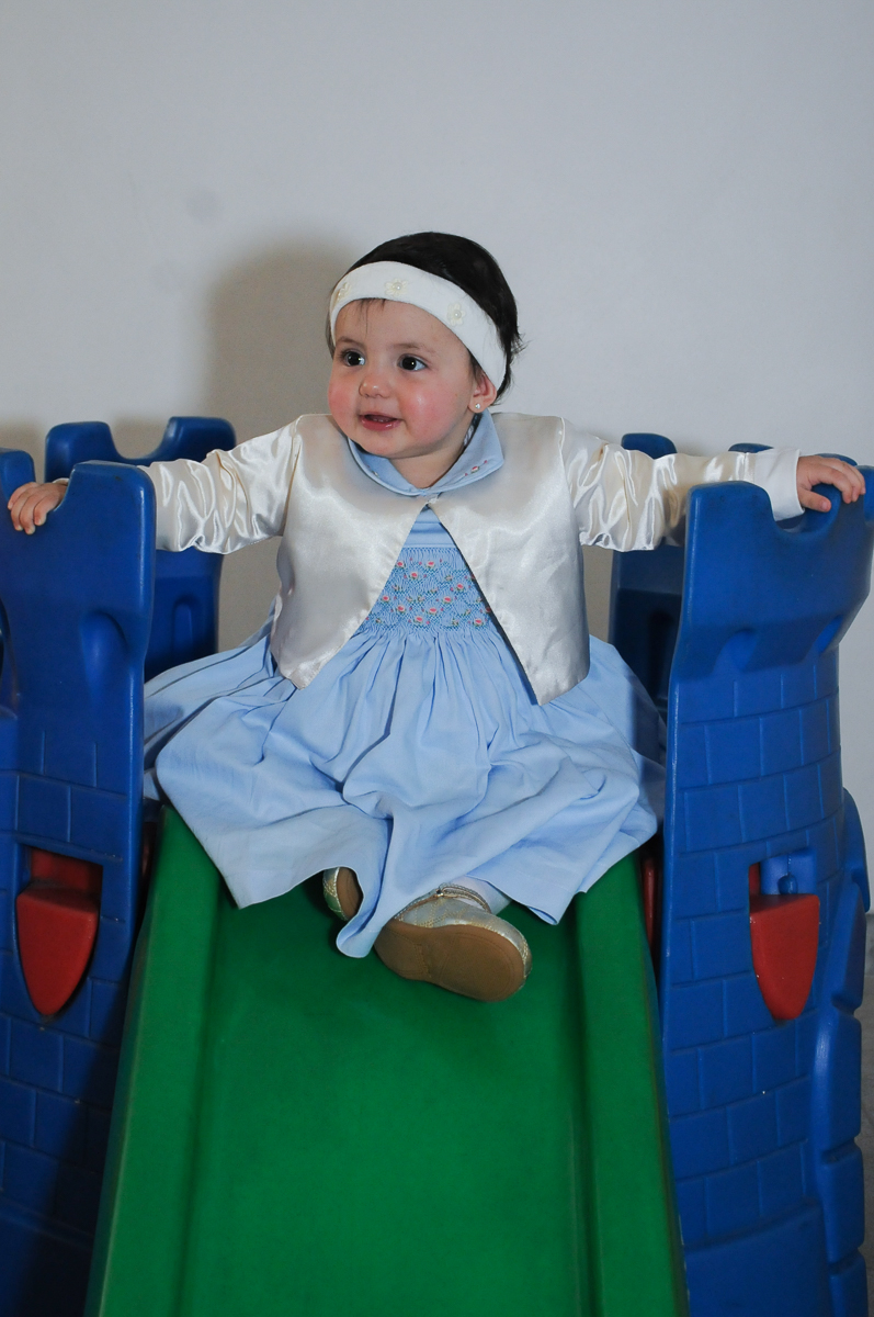 ana clara no escorregador no Buffet Lé com Cré