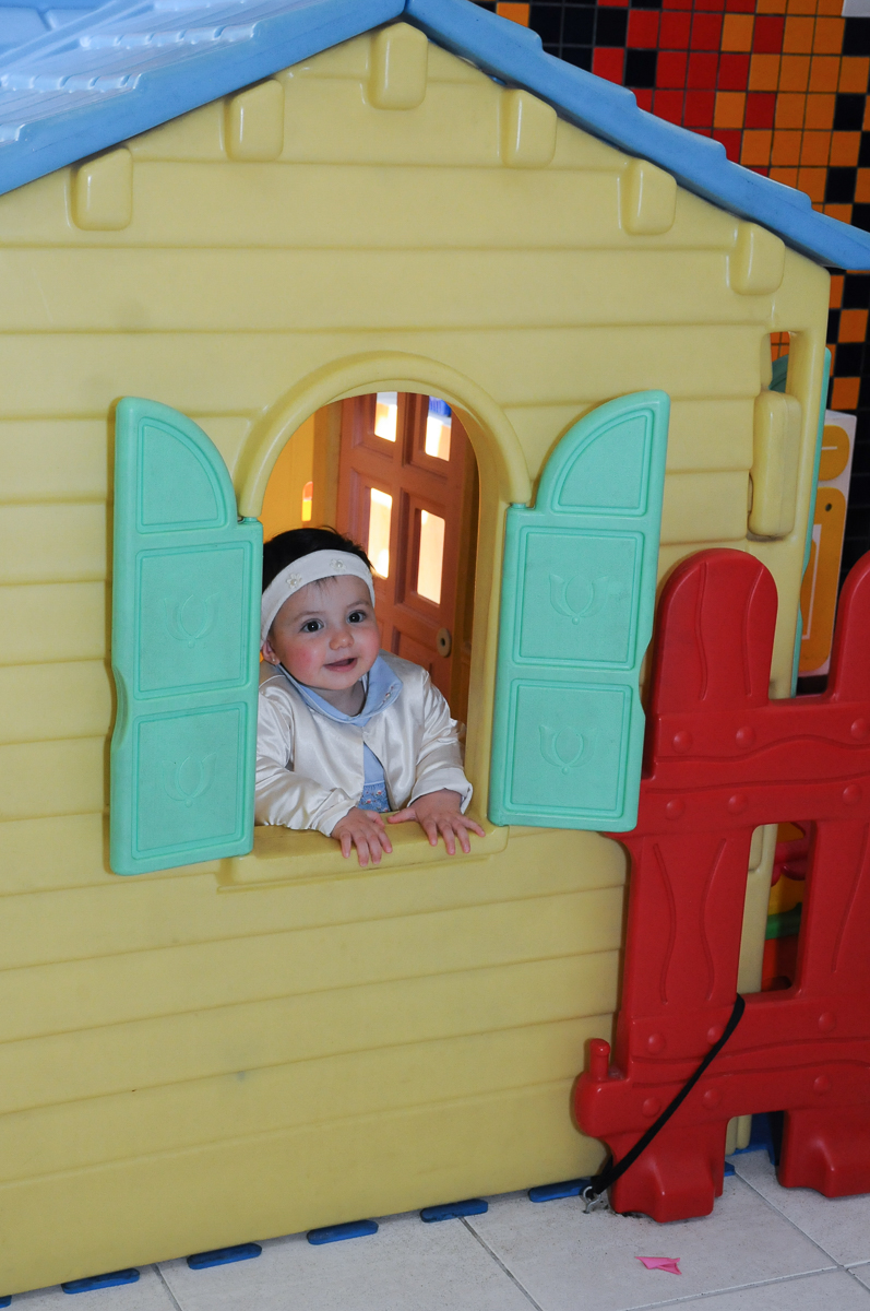 ana clara dentro da casinha no Buffet Lé com Cré