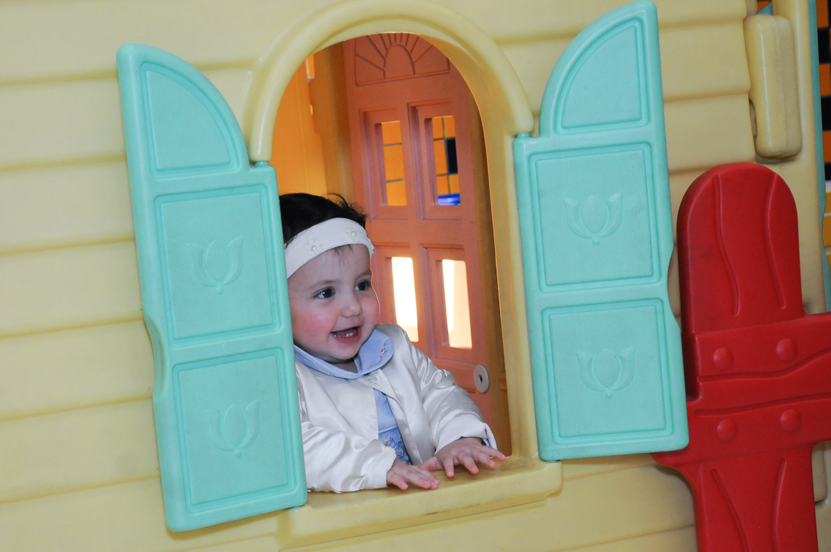ana clara na janela da casinha no Buffet Lé com Cré