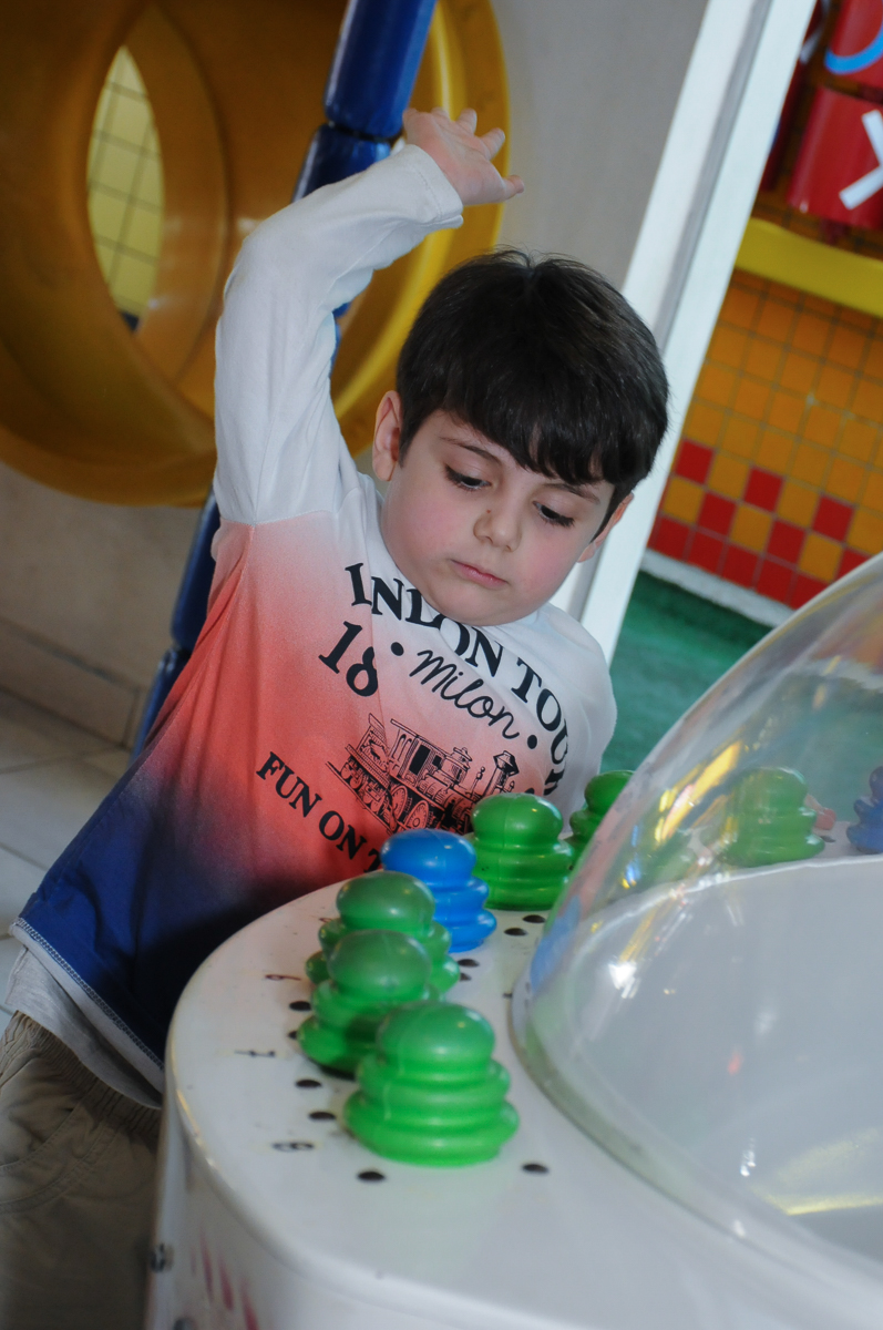 irmãozinho de ana clara brincando