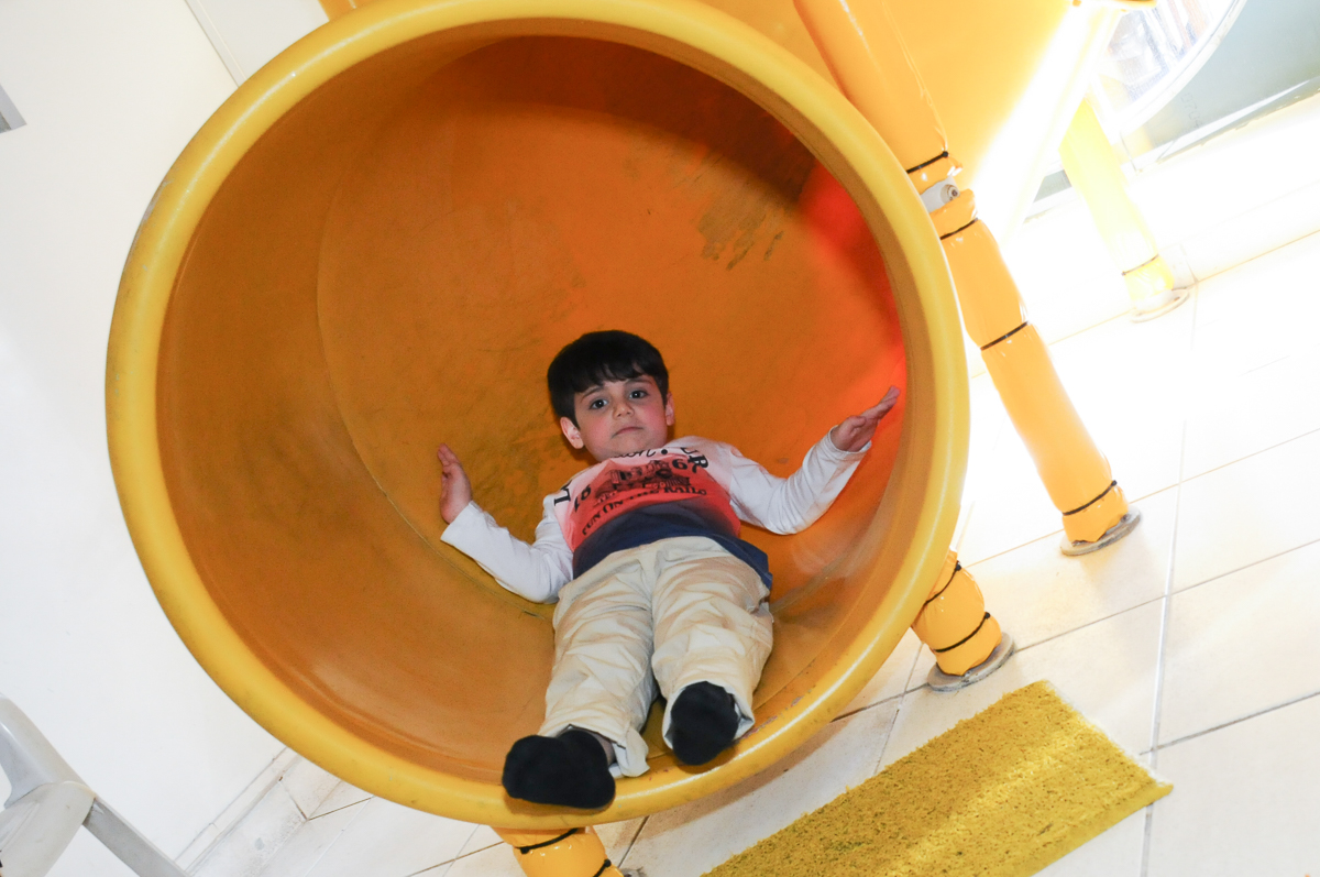 irmãozinho de ana clara no escorregador no Buffet Lé com Cré