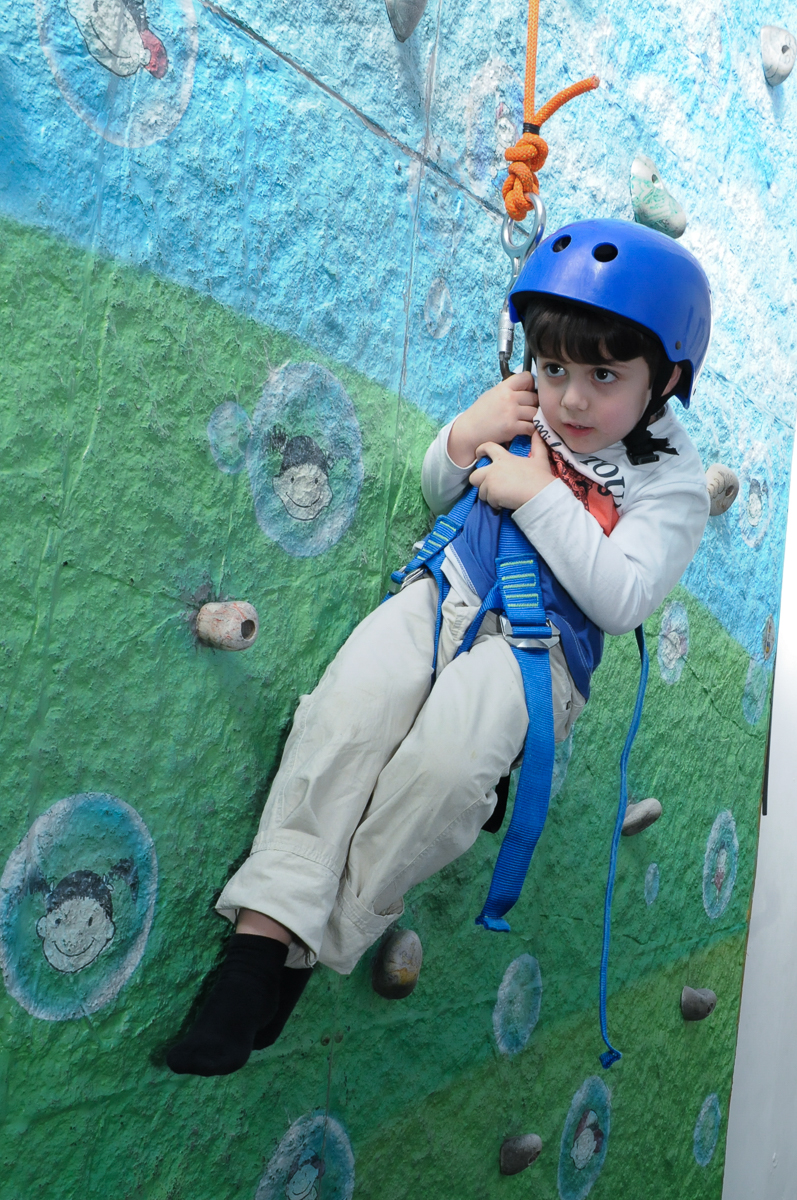 irmãozinho de ana clara na parede de escalada no Buffet Lé com Cré