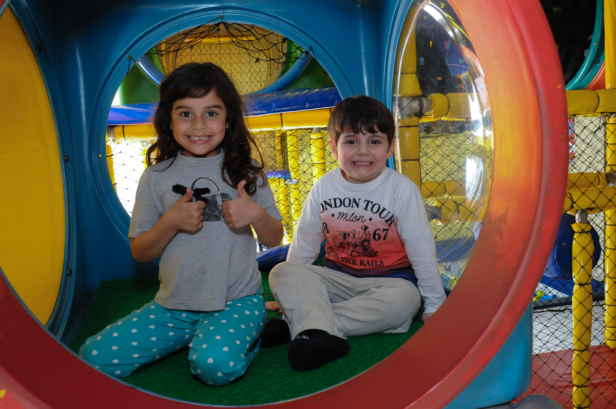amiga e irmãozinho de ana clara no túnel no Buffet Lé com Cré