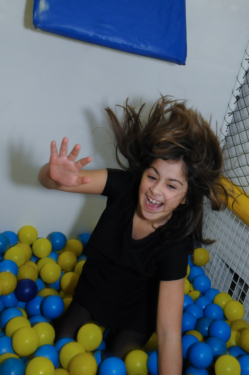 amiguinha de ana clara caino no tombo legal no Buffet Lé com Cré