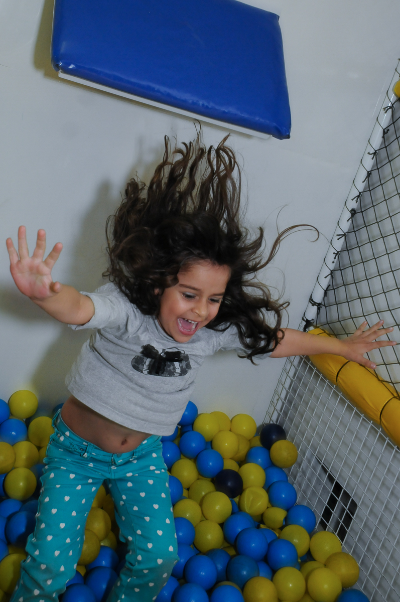 amiguinha nas bolinhas no Buffet Lé com Cré