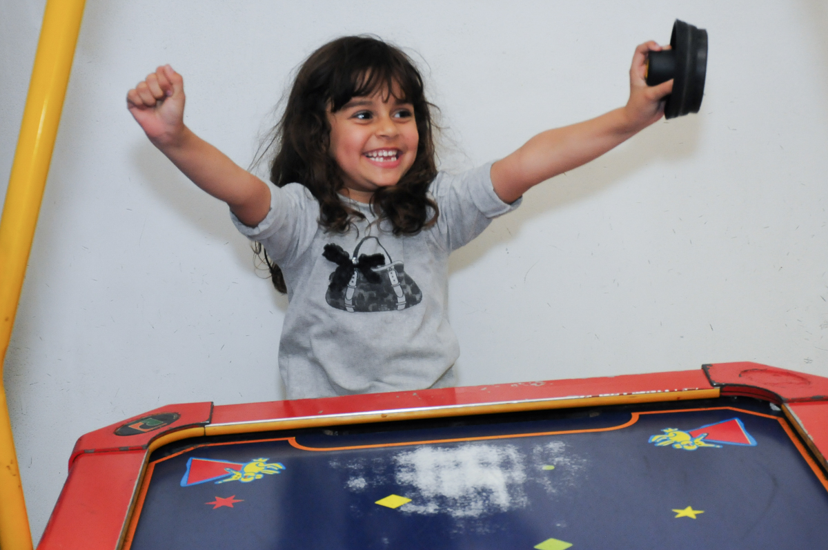 comemoração após gol da amiguinha da ana clara no Buffet Lé com Cré