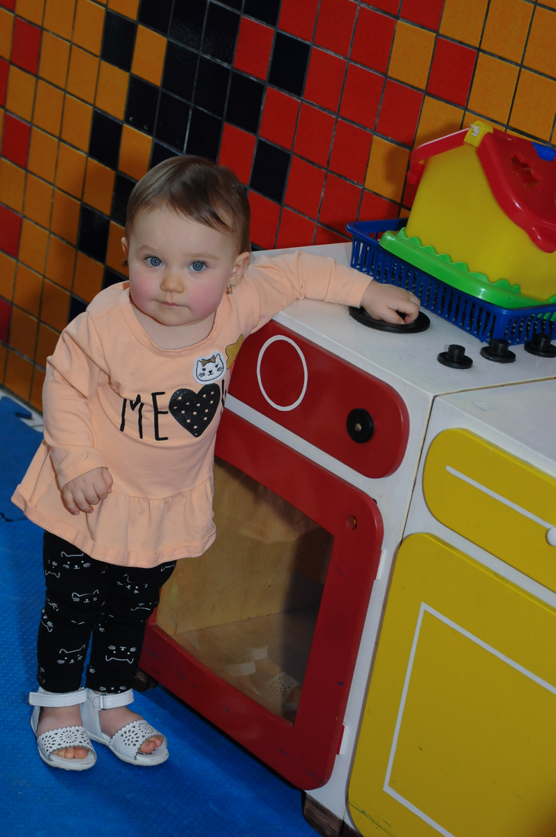 bebê na casinha no Buffet Lé com Cré