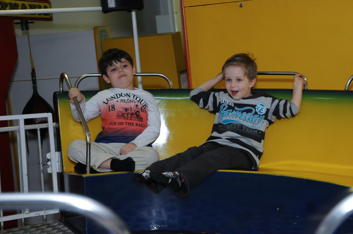 irmãozinho de ana clara e amiguinho no labamba no Buffet Lé com Cré