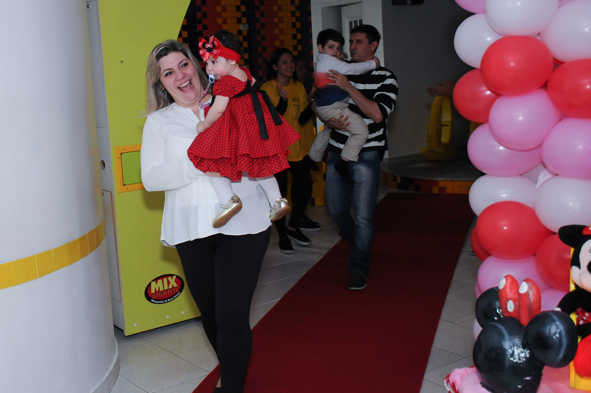 entrada da família para o parabéns da ana clara no Buffet Lé com Cré