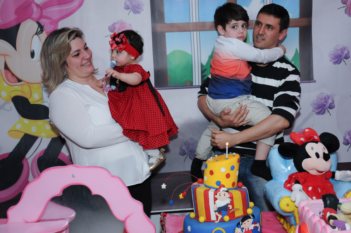 família cantando parabéns para ana clara no Buffet Lé com Cré