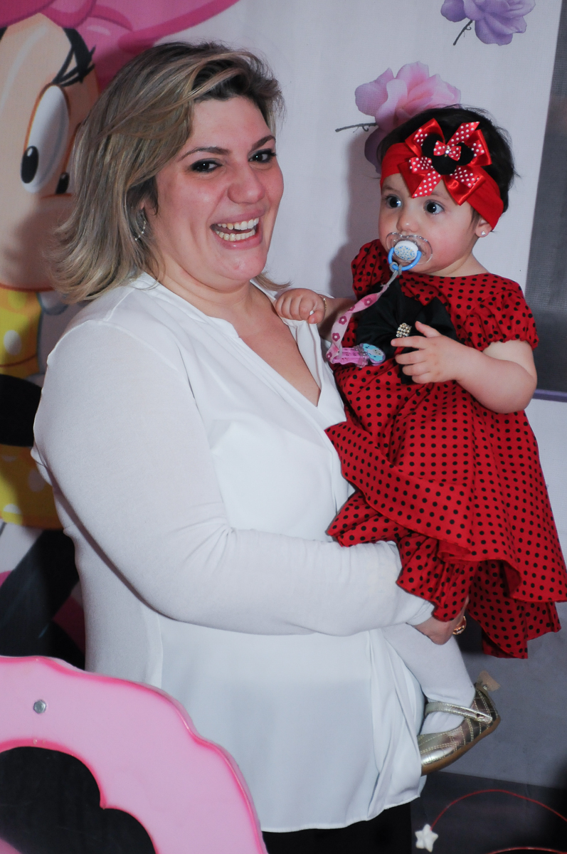 felicidade da mamãe com ana clara nos braços no Buffet Lé com Cré