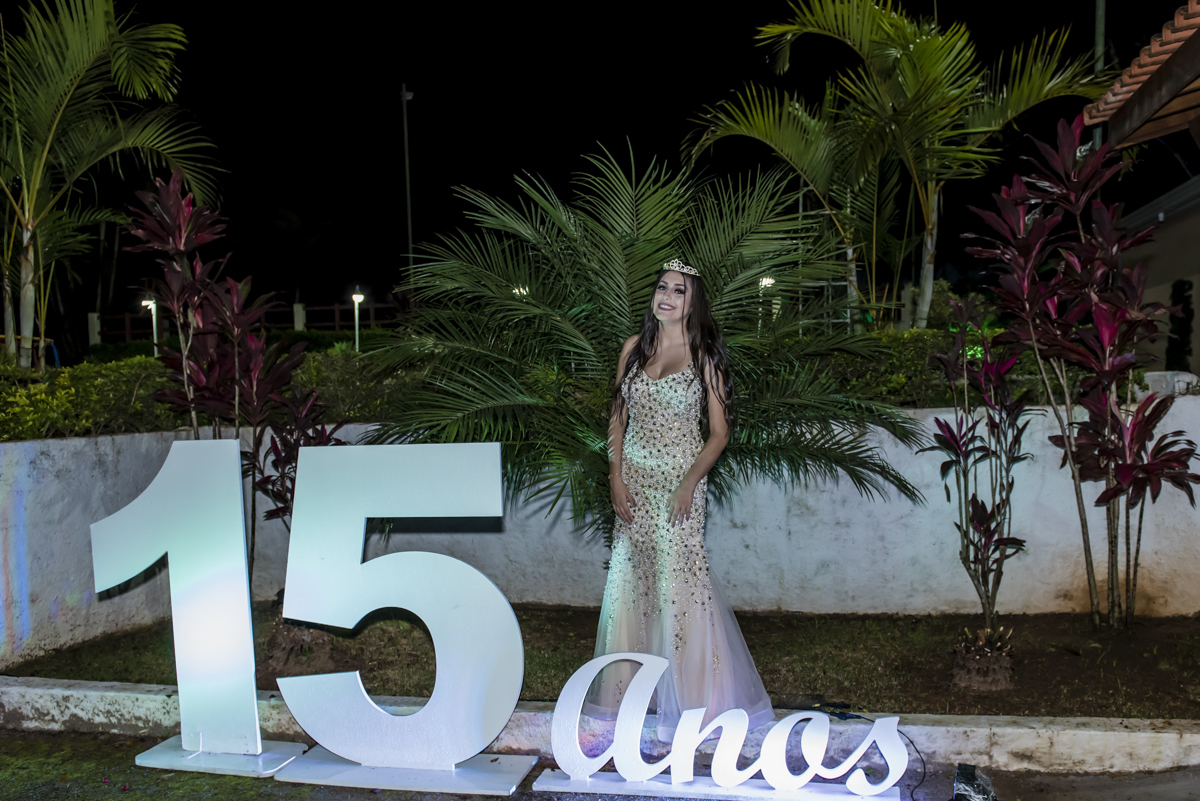 A debutante feliz na sua festa