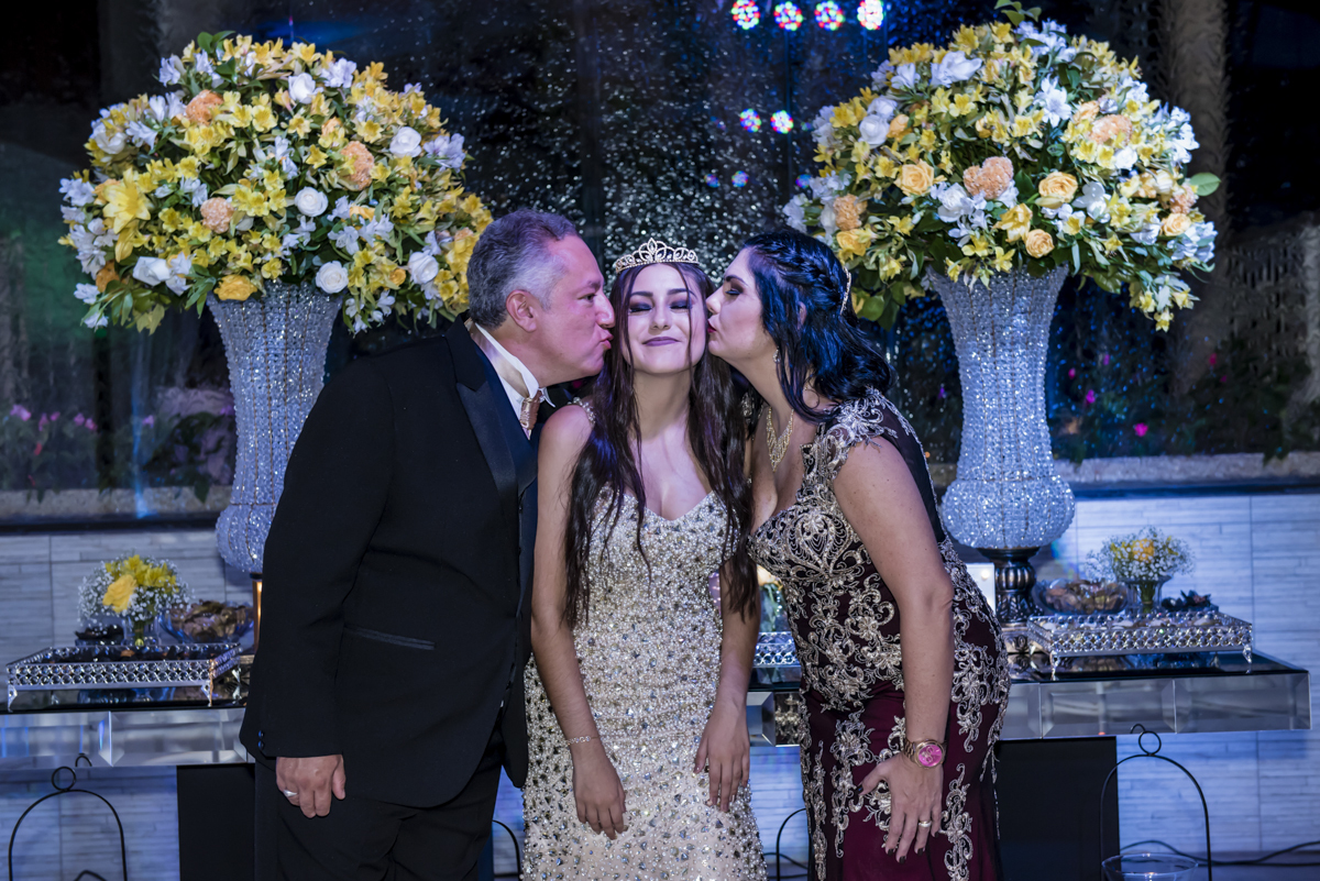 beijo sanduiche na aniversariante