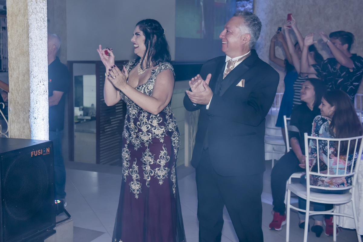 Os pais felizes e emocionados