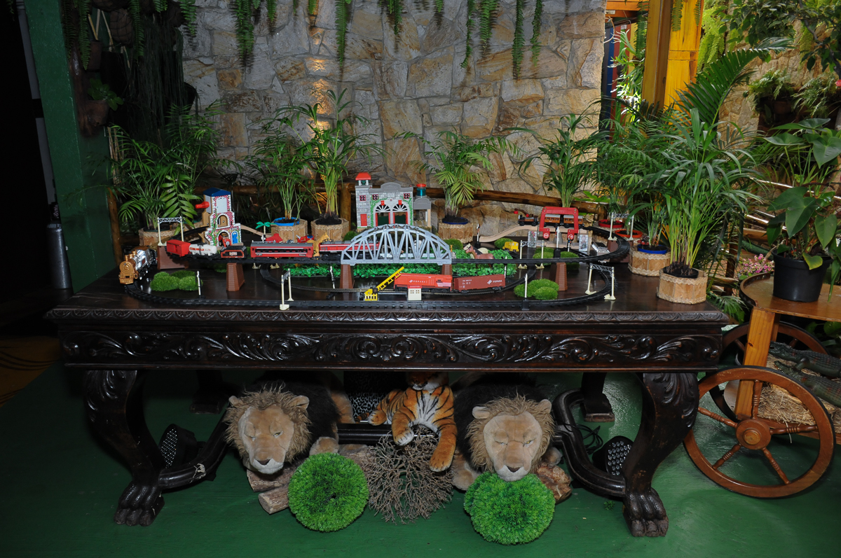 mesa decorada tema Safari no Buffet Saphari - Campo Belo