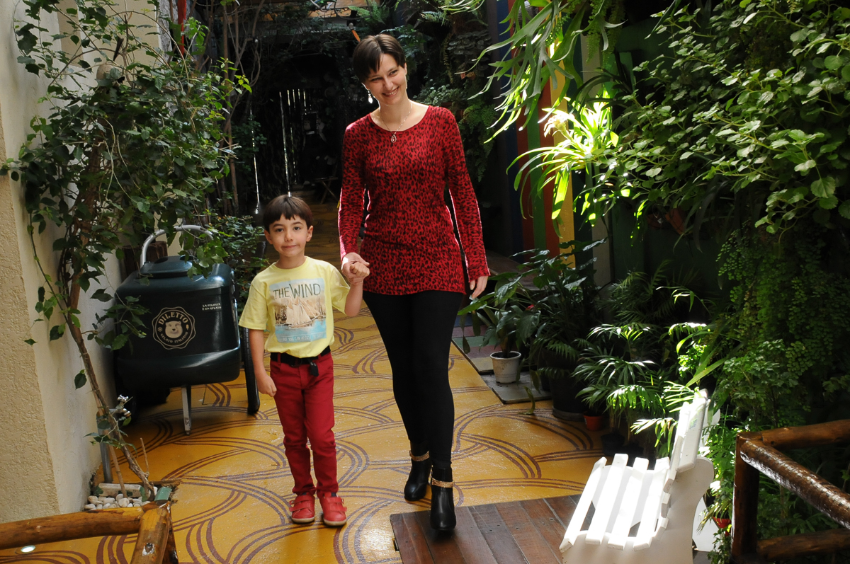 mamãe e breno de mãos dadas no Buffet Saphari - Campo Belo