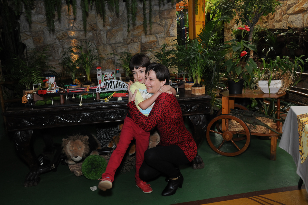 abraço carinhoso de breno e sua mamãe no Buffet Saphari - Campo Belo