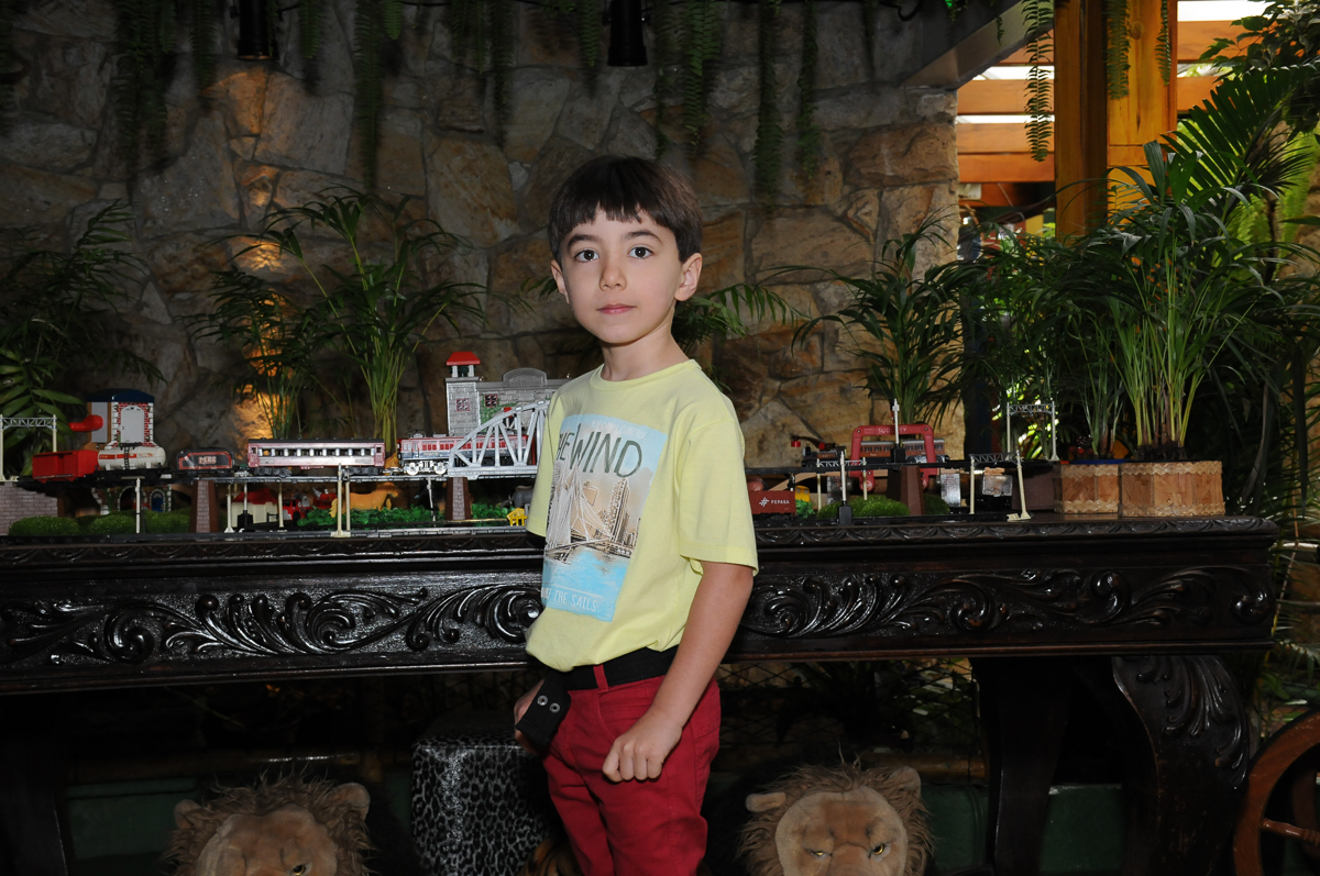 brenoem frente a mesa decorada tema safari no Buffet Saphari - Campo Belo