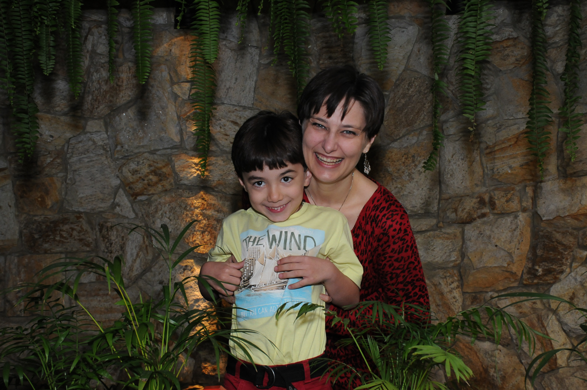 mamãe ebreno em frente a mesa decorada tema safari no Buffet Saphari - Campo Belo
