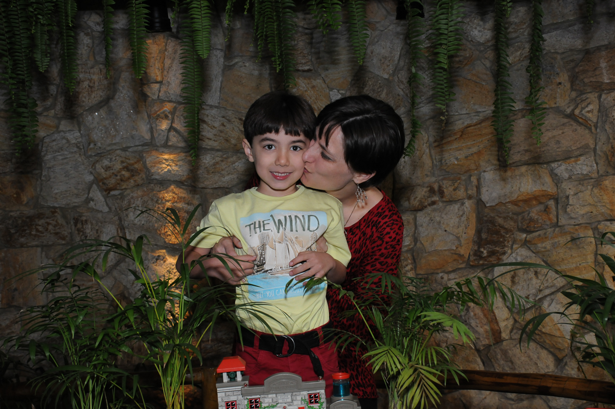breno ganhando beijinho da mamãe no Buffet Saphari - Campo Belo