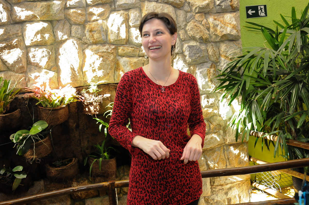 mamãe feliz observando breno no Buffet Saphari - Campo Belo