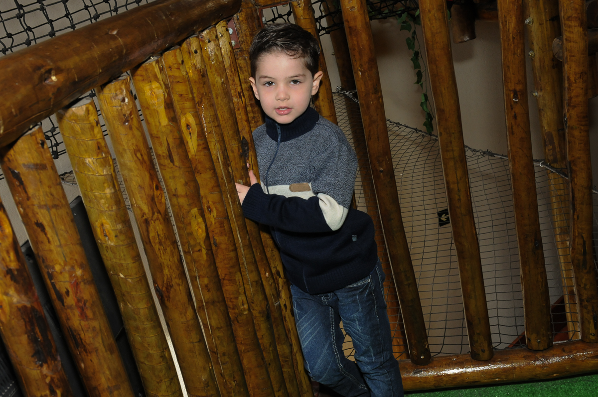 amiguinho brincando no Buffet Saphari - Campo Belo